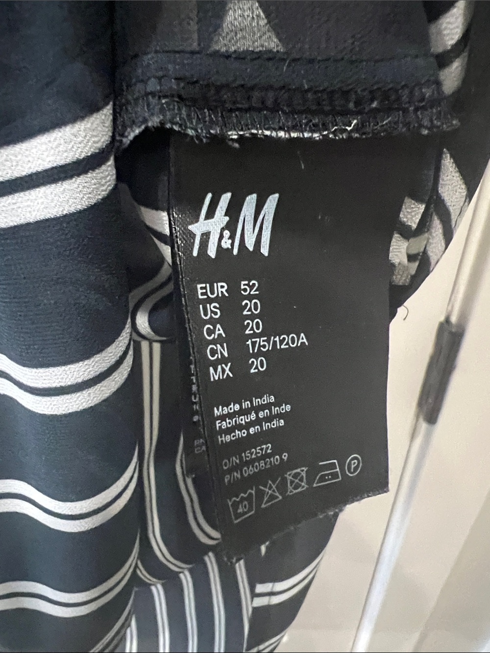 H&M Sheer Sleeveless Black & White Vertical Stripe Blouse Sz 20 - Picture 3 of 4